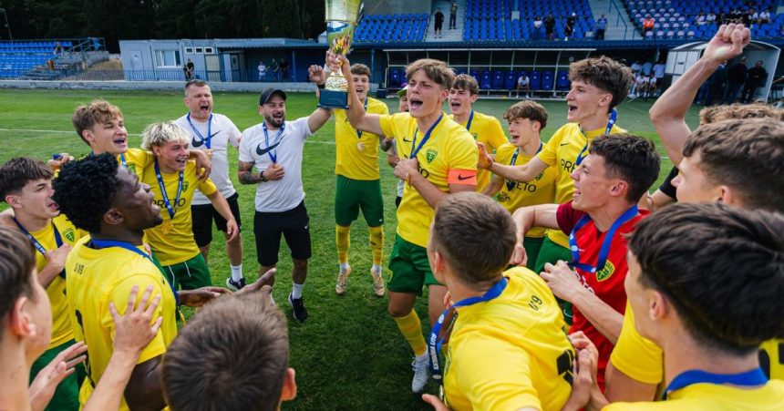 Vytazna rozlucky s trenerom Futbalisti Ziliny oslavuju triumf v Cesko slovenskom pohari