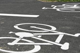 do skupiny ziakov v holandsku narazilo auto urady hlasia styri obete vratane troch deti