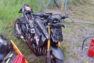 nehoda motorkara v belej po naraze do zabradlia skocil v starostlivosti zachranarov