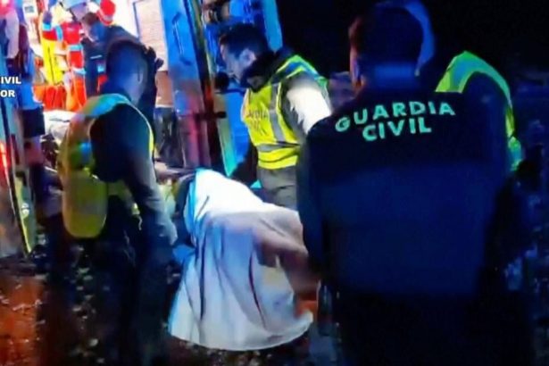 pri zrazke minibusu s cisternovym vozidlom v spanielsku zahynuli piati policajti