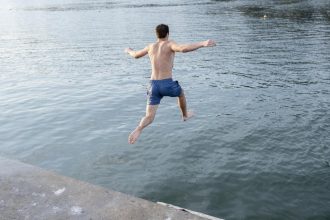 skok do studenej vody v horucavach predstavuje riziko utopenia co robit ked zazijete teplotny sok