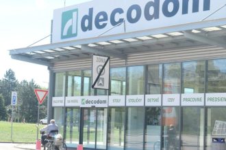 zamestnanci decodomu budu moct ziadat o davky klucova podmienka je splnena ale musia pockat par dni