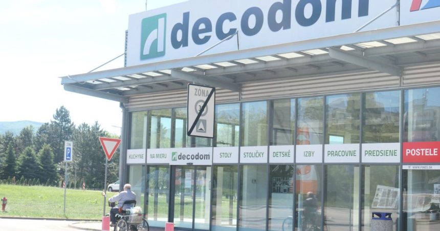 zamestnanci decodomu budu moct ziadat o davky klucova podmienka je splnena ale musia pockat par dni