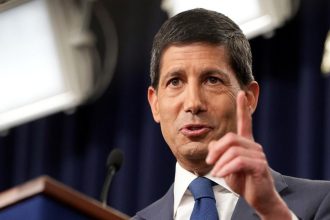 Americke akcie sa vyrazne oslabilo Fed ponechal urokove sadzby bez zmien