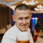 Aut a vymenil za pivo Znami mu museli nosit suveniry z dovoleniek v prepravkach