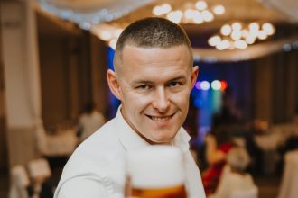 Aut a vymenil za pivo Znami mu museli nosit suveniry z dovoleniek v prepravkach