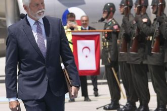 Babish opat vycital Pavlovi ucast na samite NATO Prezydent ho vyzval na vecn spolupracu
