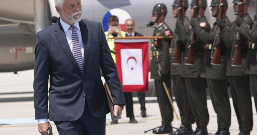Babish opat vycital Pavlovi ucast na samite NATO Prezydent ho vyzval na vecn spolupracu