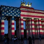 Berlin si pripomenul vyrocie nezavislosti USA farbami americkej vlajky