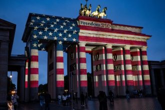 Berlin si pripomenul vyrocie nezavislosti USA farbami americkej vlajky