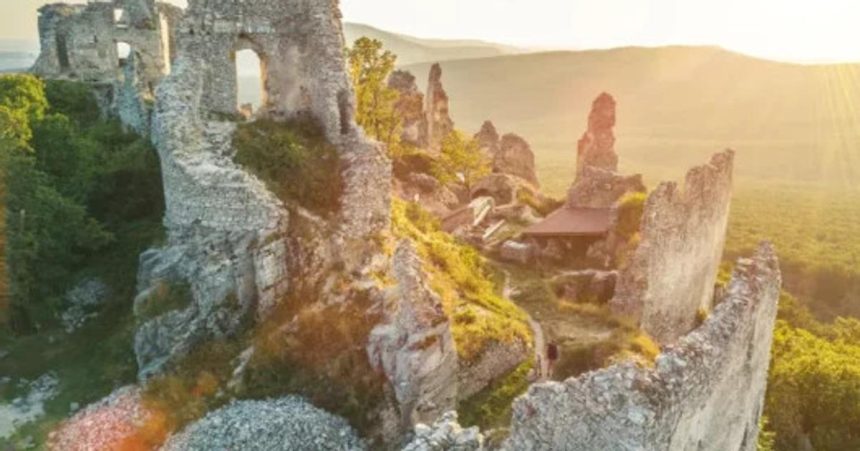 Dve hradne zrucaniny oziu na jednu sa dostanete zadarmo kyvadlovou dopravou