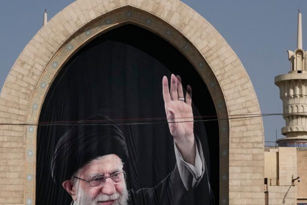 Iran pochovava zavrazdeneho vodcu Procesie budu trvat sest dni