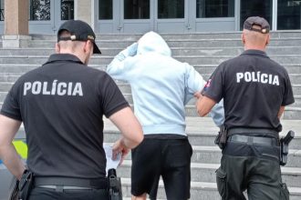 Kosicana obvinili z psychickeho a fyzickeho tyrania druzky Sud ho poslal do vazby