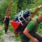 Na vlastnych chrbtoch vynasaju tazke kusy dreva do hor chcu aby sa turisti citili bezne