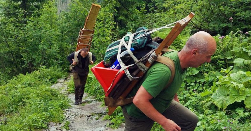 Na vlastnych chrbtoch vynasaju tazke kusy dreva do hor chcu aby sa turisti citili bezne