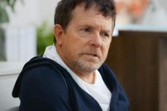 Nedokaze vytlacIT pastu na kefku vyzera ze onanuje to co preziva Michael J Fox uz aj zacal hrat