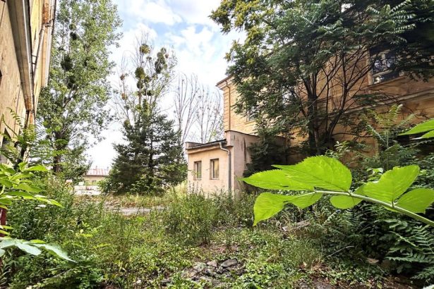 Nesmeli to by budovy ale vystavne kusy po odchode vojakov ostalo ticho Brownfield po rokoch zmizne z mesta