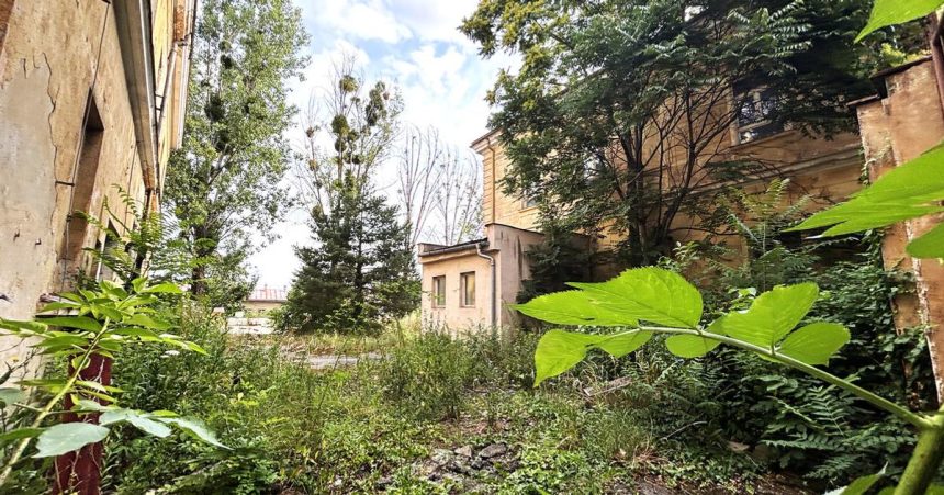 Nesmeli to by budovy ale vystavne kusy po odchode vojakov ostalo ticho Brownfield po rokoch zmizne z mesta