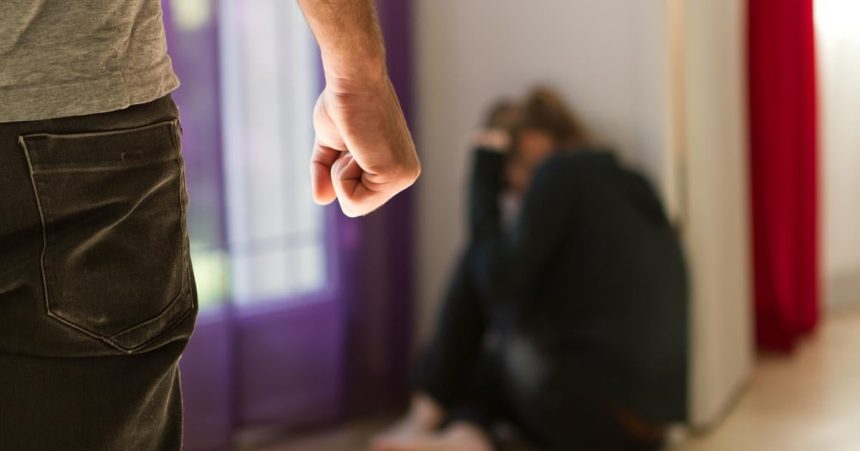Policajt obvineny z tyrania manzelky hrozi mu vazenie
