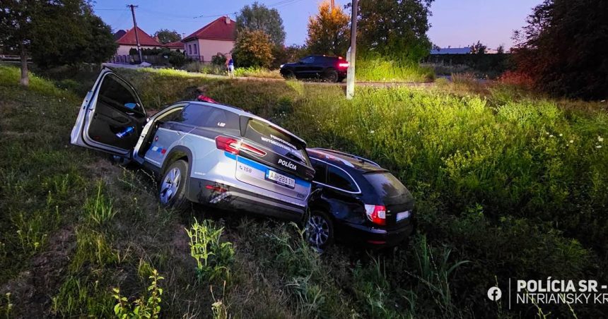 Policia prenasledovala opiteho vodica Nakoniec sa ich autazrazili a skoncili v odvodnovacom kanali