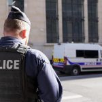 Policia zadrzala v Parizi muza ktory sa s nozom vrhol na tri zeny