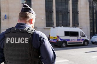 Policia zadrzala v Parizi muza ktory sa s nozom vrhol na tri zeny