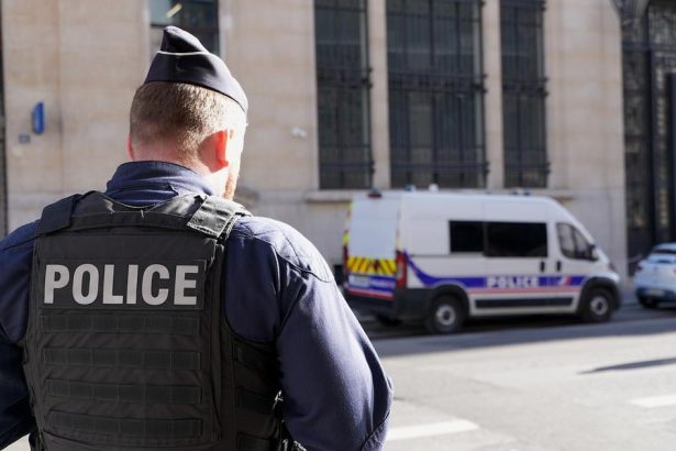 Policia zadrzala v Parizi muza ktory sa s nozom vrhol na tri zeny