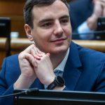 Poslanec David Dej mal nehodu s motorkarom v Bratislave