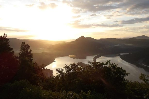 Slovensko nie je len krajinou hradov ale aj tajomnych hradisk Ktore z nich sa oplati navstivit v lete