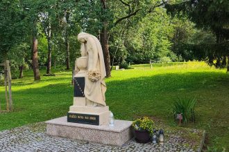 Socha ktoru na zilinskom cintorine poskodil poziar je opat v plnej krase