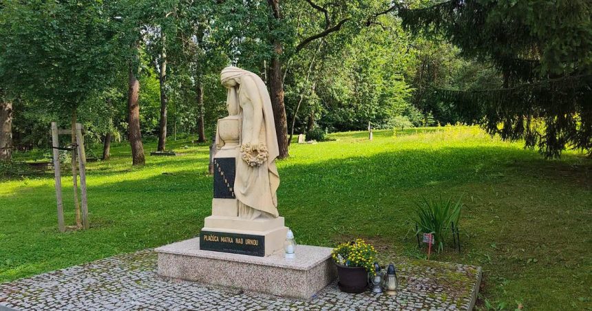 Socha ktoru na zilinskom cintorine poskodil poziar je opat v plnej krase