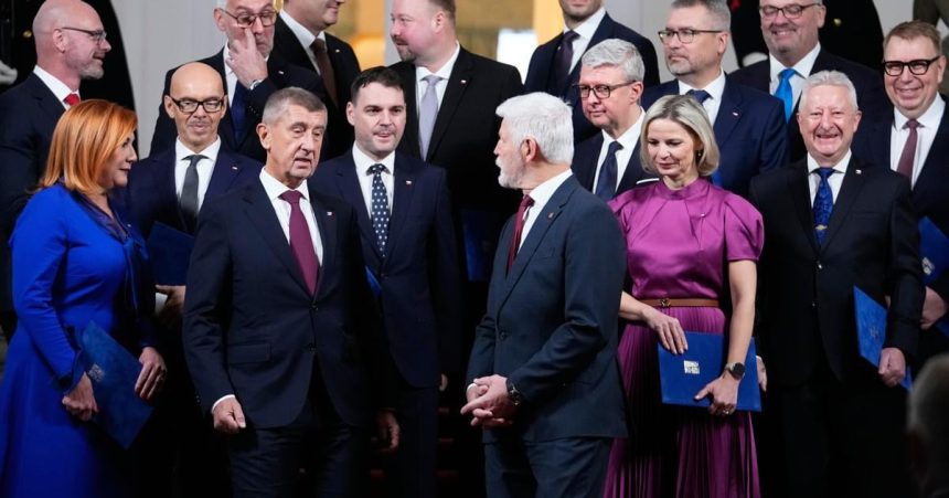 Socialne siete versus tradicne media Zijeme v paradoxe neverime spravam ktore si tak radi precitame