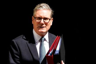 Starmer v prvom rozhovore od oznamenia rezignacie varoval svojho nastupcu