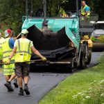 Stredoslovaci sa rozhodli pre genialny napad Rozbitu cestu zalievaju asfaltom z cigaretovych ohorkov