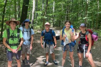 Tisicky studentov odstartovali leto na expediciach Musia ich zvladnut sami bez mobilov a GPS