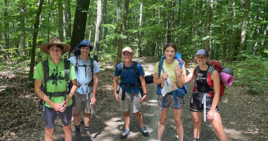 Tisicky studentov odstartovali leto na expediciach Musia ich zvladnut sami bez mobilov a GPS