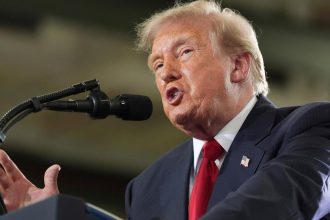 Trump po utoce na americke jednotky v jordansku avizuje tvrdosijnene udery na Iran