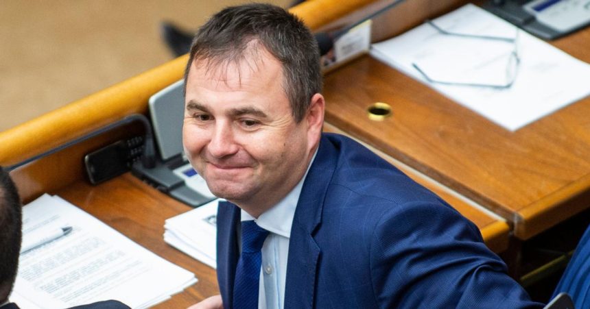 V meste Smeru zapasia byvali a sucasni stranici proti sebe V Zlatych Moravciach sa medzitym deju zvlastne veci