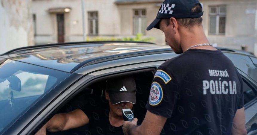 Vodic sposobil nehodu a pokusil sa ujs Policajti ho na krizovatke zablokovali Bol pod vplyvom alkoholu