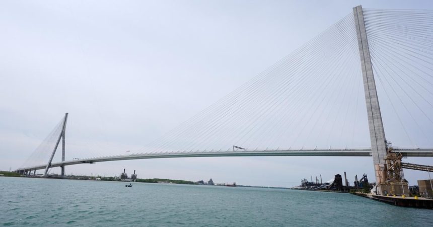 Vrcholia pripravy na otvorenie dalsieho mosta medzi USA a Kanadou