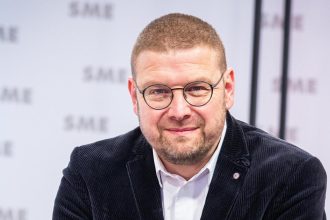Vsetci uvolnite cestu ide motorista Turek