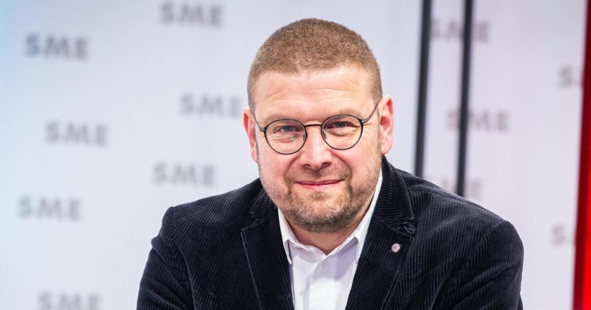 Vsetci uvolnite cestu ide motorista Turek