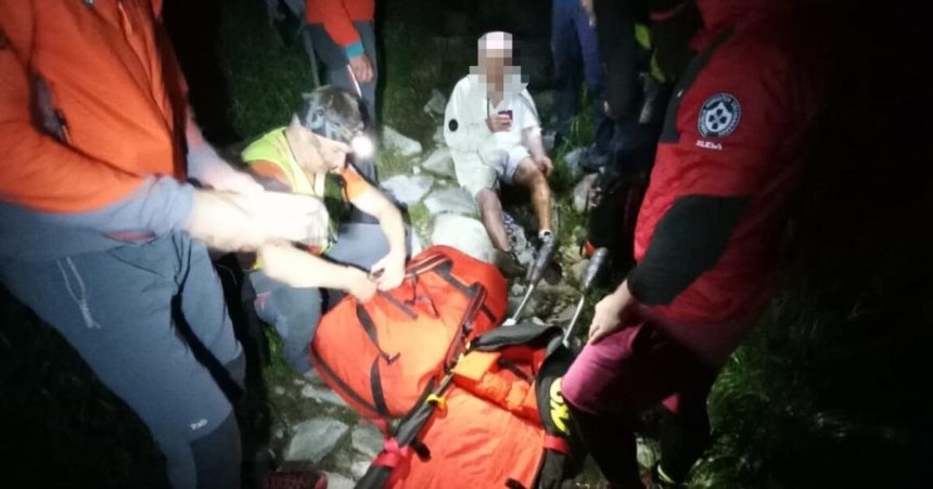 Vycerpany senior prechadzal tatranskym terenom a pomoc najprv odmietal skoncil na nosidlach