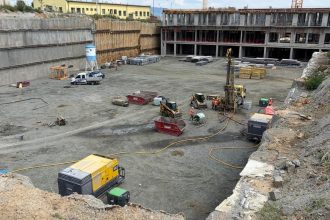 Vysetrovanie vystavby nemocnice v Presove pokracuje odobrali vzorky z vadnych stlpov