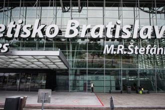 bratislavske letisko prvykrat za mesiac odbavilo viac ako pol miliona cestujucich