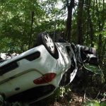 vazna nehoda auto sa prevratilo na strechu mladeho vodica museli odviez vrtulnik