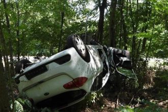 vazna nehoda auto sa prevratilo na strechu mladeho vodica museli odviez vrtulnik