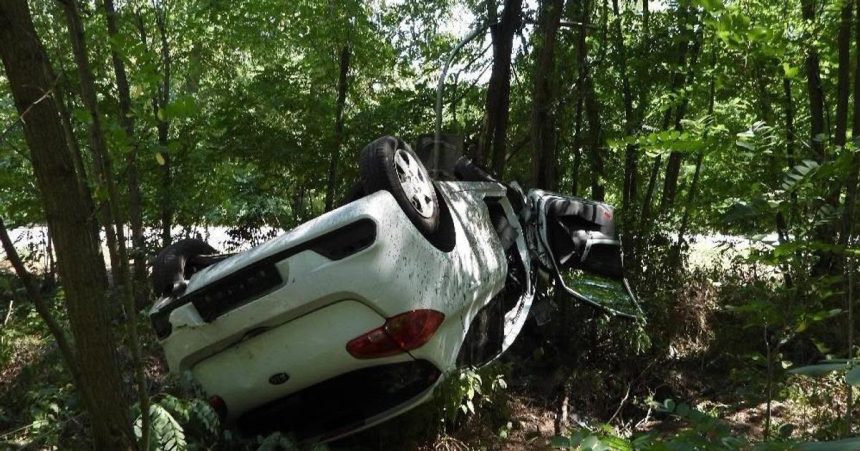 vazna nehoda auto sa prevratilo na strechu mladeho vodica museli odviez vrtulnik