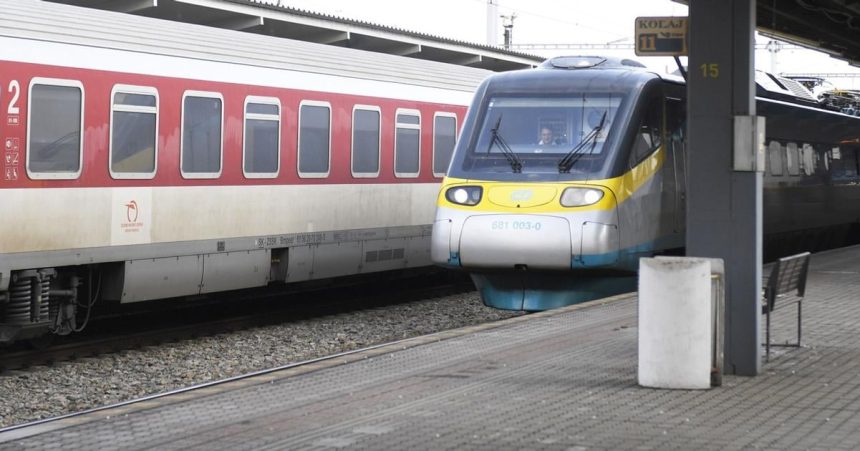 vlakova doprava v bratislave je prerusena medzi hlavnou stanicou a racou