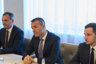 vyzyva druckera aby sa vyrovnal s konfliktom zaujmov v ktorom je tajomnik zsembera
